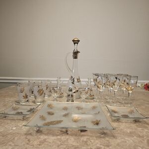 Vintage 22-Piece Mid-Century Libbey "Golden Foliage 22k Gold Leaf) Barware  1953